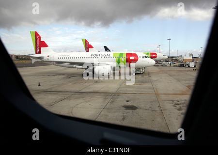 TAP AIR PORTUGAL AIRLINES AIRBUS A320, FLUGHAFEN LISSABON (AEROPORTO DE LISBOA), PORTELA DE SACAVÉM, LISSABON, PORTUGAL Stockfoto