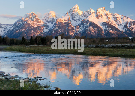 In Wyoming des Grand Teton National Park, reflektiert der Snake River Dawns warmen Licht. Stockfoto