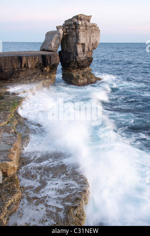 Kanzel Felsen in einem stürmischen Meer. Diese massive Kalkstein stack steht nur aus Portland Bill auf der Isle of Portland. Jurassic Coast, Dorset, England, UK. Stockfoto