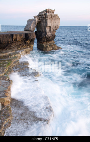 Kanzel Felsen in einem stürmischen Meer. Diese massive Kalkstein stack steht nur aus Portland Bill auf der Isle of Portland. Jurassic Coast, Dorset, England, UK. Stockfoto