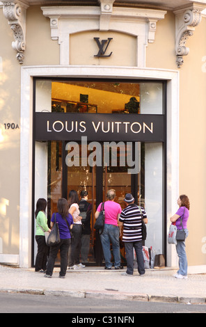 Louis Vuitton Lisbon Portugal Käufer warten außerhalb der Mode-Shop auf der Avenida da Liberdade in Lissabon Portugal Stockfoto