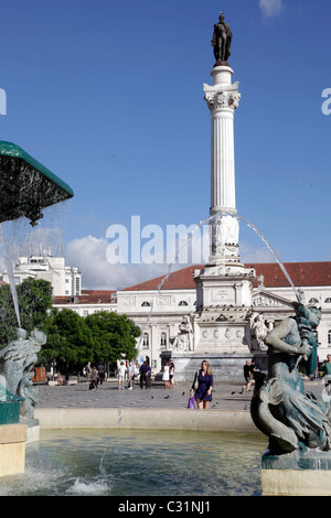 BRUNNEN UND STATUE AM DOM PEDRO IV PLATZ, ROSSIO NACHBARSCHAFT, LISSABON, PORTUGAL Stockfoto