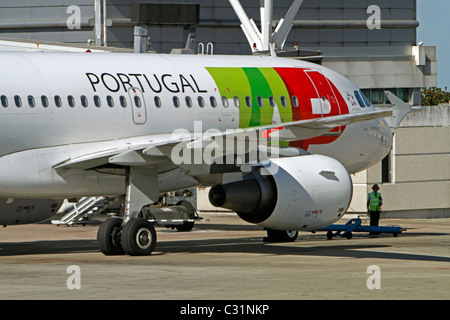 TAP AIR PORTUGAL AIRLINES AIRBUS A320, FLUGHAFEN LISSABON (AEROPORTO DE LISBOA), PORTELA DE SACAVÉM, LISSABON, PORTUGAL Stockfoto