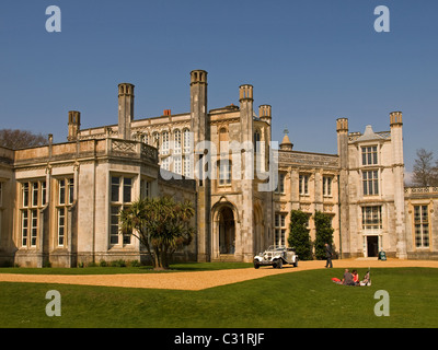 Hochzeitsauto geparkt an zuvorkommend Burg Dorset England UK Stockfoto