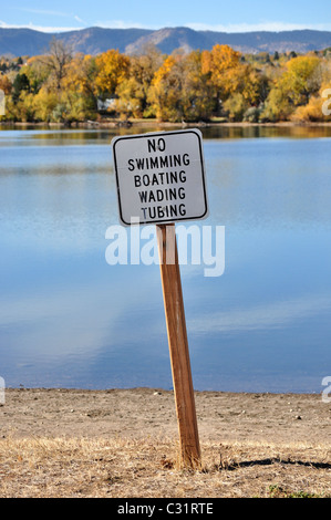 Warnschild jetzt schwimmen Stockfoto