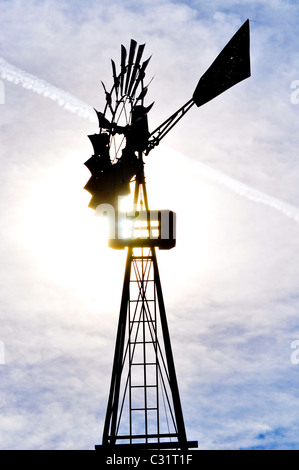 Windmühle auf Bauernhof in Colorado Stockfoto