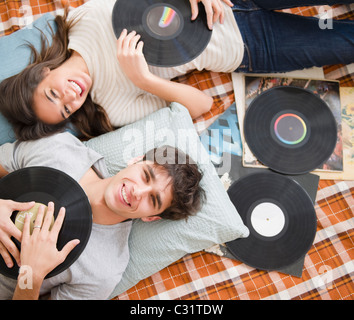 Paar Vinyl-Platten zusammen anhören Stockfoto