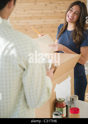 Paar Umzugskartons zusammen Stockfoto