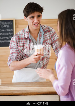 Mann mit Frau Kaffee zu gehen Stockfoto