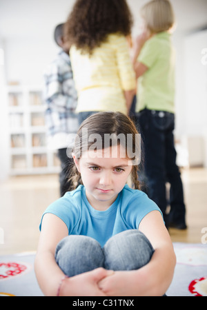 Einsames Mädchen ignorieren Freunde spielen Stockfoto