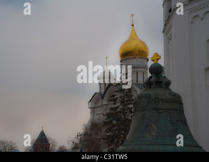 Blick auf Zarenglocke und He Erzengel-Michael Kathedrale in der Moskauer Kreml, Russland Stockfoto