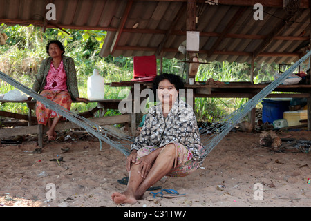 FRAUEN, DIE IN ERWARTUNG DER RÜCKKEHR DER FISCHER, KLEINEN FISCHERHAFEN, REGION VON BANG SAPHAN, THAILAND, ASIEN Stockfoto