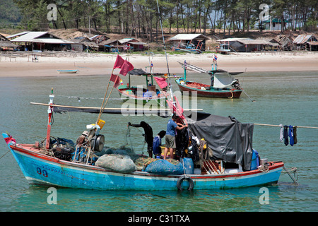 ZURÜCK AUS DER FISCHEREI, BOOTE VERTÄUT VOR EIN FISCHERDORF, REGION BANG SAPHAN, THAILAND, ASIEN Stockfoto