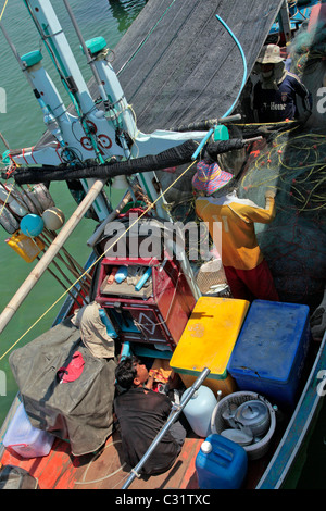 ZURÜCK AUS DER FISCHEREI, BOOTE VERTÄUT VOR EIN FISCHERDORF, REGION BANG SAPHAN, THAILAND, ASIEN Stockfoto