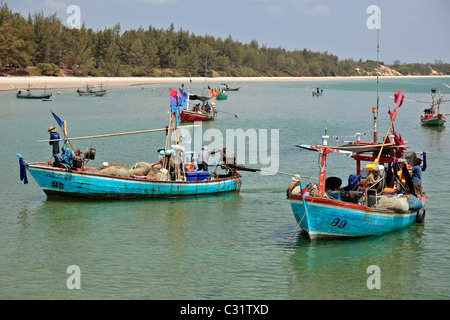 ZURÜCK AUS DER FISCHEREI, BOOTE VERTÄUT VOR EIN FISCHERDORF, REGION BANG SAPHAN, THAILAND, ASIEN Stockfoto