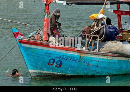 ZURÜCK AUS DER FISCHEREI, BOOTE VERTÄUT VOR EIN FISCHERDORF, REGION BANG SAPHAN, THAILAND, ASIEN Stockfoto