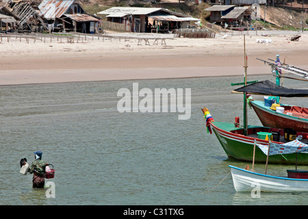 ZURÜCK AUS DER FISCHEREI, BOOTE VERTÄUT VOR EIN FISCHERDORF, REGION BANG SAPHAN, THAILAND, ASIEN Stockfoto