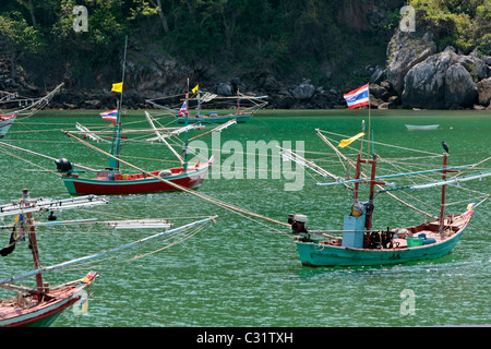 ZURÜCK AUS DER FISCHEREI, BOOTE VERTÄUT VOR EIN FISCHERDORF, REGION BANG SAPHAN, THAILAND, ASIEN Stockfoto