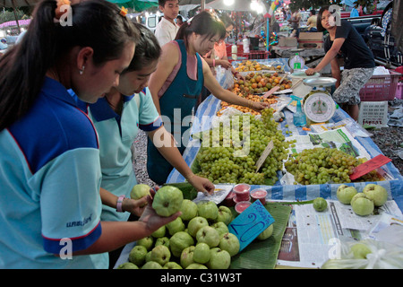 OBST-STALL, ABENDS MARKT, BANG SAPHAN, THAILAND, ASIEN Stockfoto