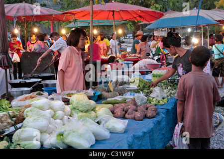 OBST UND GEMÜSE STALL, ABEND MARKT, BANG SAPHAN, THAILAND, ASIEN Stockfoto