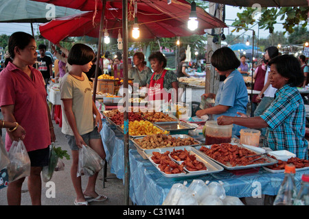 ABENDMARKT, BANG SAPHAN, THAILAND, ASIEN Stockfoto