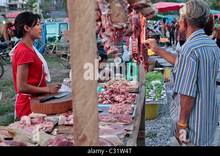 FLEISCHMARKT (METZGEREI), ABEND MARKT, BANG SAPHAN, THAILAND, ASIEN Stockfoto