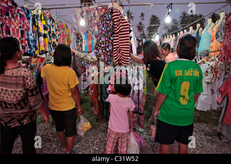 KLEIDUNG-STALL, ABENDMARKT, BANG SAPHAN, THAILAND, ASIEN Stockfoto