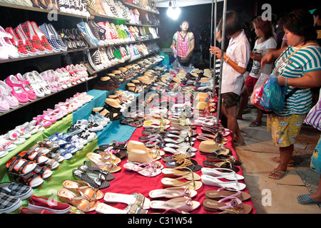 SCHUH-VERKÄUFER, ABEND MARKT, BANG SAPHAN, THAILAND, ASIEN Stockfoto