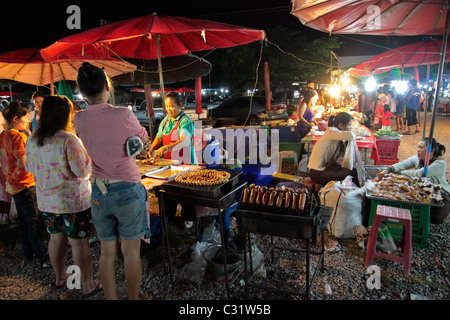 GARKÜCHE, ABENDMARKT, BANG SAPHAN, THAILAND, ASIEN Stockfoto