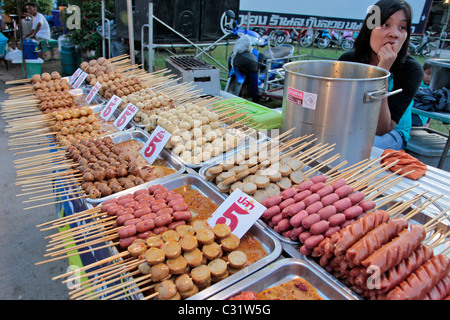 FLEISCH-KEBAB-VERKÄUFER, ABENDMARKT, BANG SAPHAN, THAILAND, ASIEN Stockfoto