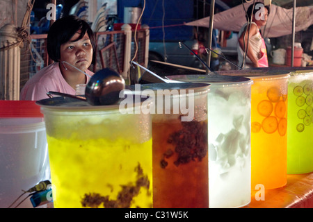 VERKÄUFER VON GEWÜRZT UND BUNTE GETRÄNKE, ABENDMARKT, BANG SAPHAN, THAILAND, ASIEN Stockfoto