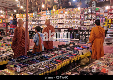 BUDDHISTISCHE MÖNCHE AN EIN GERÄT STAND, AM ABEND MARKT, BANG SAPHAN, THAILAND, ASIEN Stockfoto