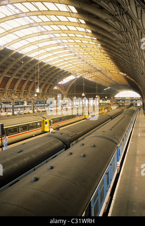 Paddington Bahnhof Plattformen und gewölbtes Dach, Züge London Zug Plattform England UK Englisch-Stationen Endstation Stockfoto