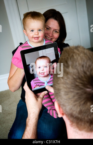 Eine Familie mit dem Ipad 2, eine Video von ihr Baby zu nehmen Stockfoto