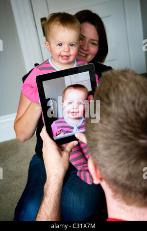 Eine Familie mit dem Ipad 2, eine Video von ihr Baby zu nehmen Stockfoto