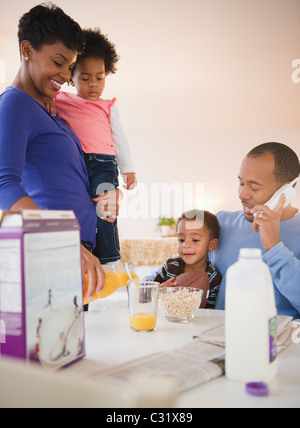 Schwarze Familie frühstücken zusammen Stockfoto