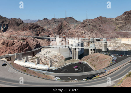 Hoover Dam, Lake Mead am Colorado River und Lake Mead in der Nähe von Las Vegas, Nevada. Betonkonstruktion im Flusstal. Straßen. Stockfoto