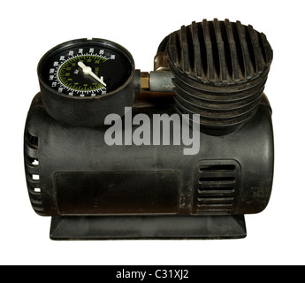 Auto-Kompressor mit einem Manometer auf weißem Hintergrund Stockfoto
