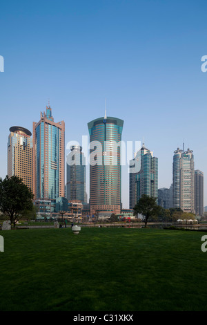 Bürotürme im Finanzdistrikt Pudong aus über das Wasser des Sees in der Lujiazui grün Zentralraum, Shanghai. Stockfoto