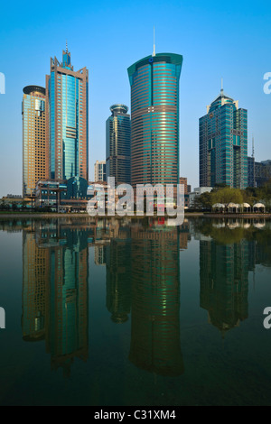 Bürotürme im Finanzdistrikt Pudong aus über das Wasser des Sees in der Lujiazui grün Zentralraum, Shanghai. Stockfoto
