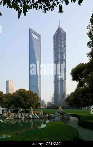 Das World Financial Center (links) und dem Jin Mao Tower in Pudong Bezirk von Shanghai, China. Stockfoto