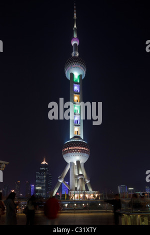Oriental Pearl Tower in der Nacht in Shanghai Pudong District. Stockfoto