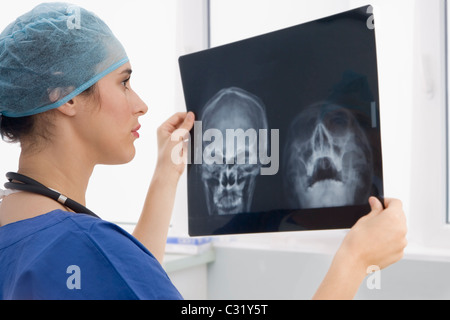 Gemischte Rassen Chirurg Überprüfung Röntgenstrahlen Stockfoto