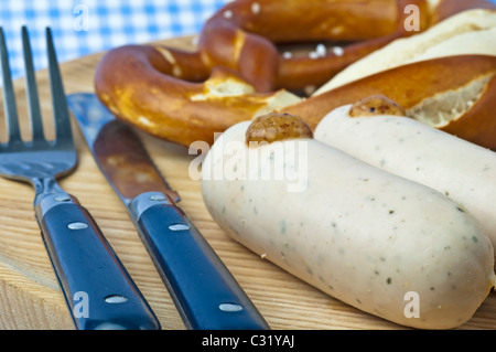 Weißwurst mit Brezel und süßem Senf Stockfoto