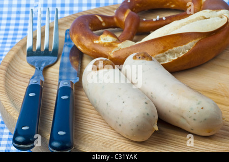 Weißwurst mit Brezel und süßem Senf Stockfoto