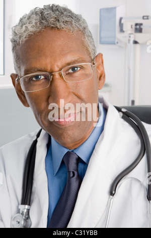 Ernsthafte Mischlinge Arzt Stockfoto