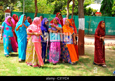 Indische Frauen aus Rajasthan, die traditionellen bunten Kleider tragen Stockfoto