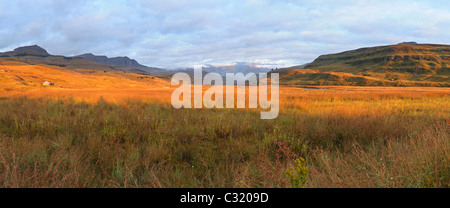 Panoramablick auf das Mweni-Tal in der Morgendämmerung, uKhahlamba Nationalpark Drakensberg Kwazulu-Natal, Südafrika Stockfoto