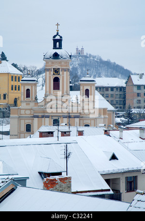 Banska Stiavnica - Pfarrkirche und Golgota Hügel im winter Stockfoto