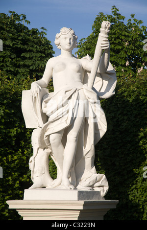 Wien - die Statue von Calliope Muse der epischen Poesie, mit Fackel und Buch in den Gärten des Palastes Belvedere von Giovanni Stanetti (1663-1726). Stockfoto